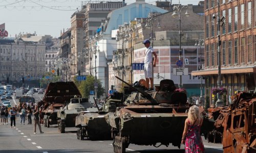 Uništeni ruski tenkovi postrojeni u centru Kijeva