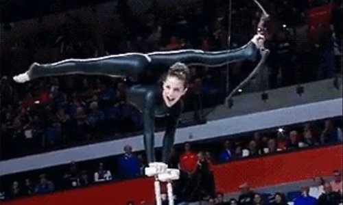 Pogledajte ženu u trikou moćniju od muškarca u tajicama