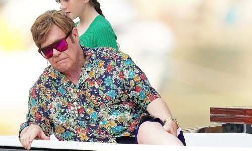 Morske radosti: Elton John u društvu supruga hvata boju i pokazuje zanimljiv ljetni stajling