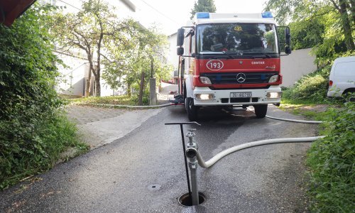 U Zagrebu gorjeli automobili i bačve s uljem