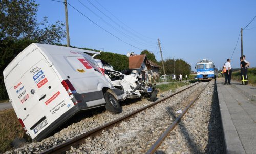 Vlak naletio na kombi, ozlijeđene dvije osobe