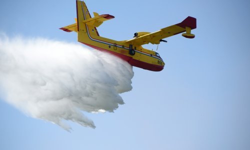 Požar u Podstrani gasilo 50 vatrogasaca i četiri kanadera, izgorjela 22 hektra