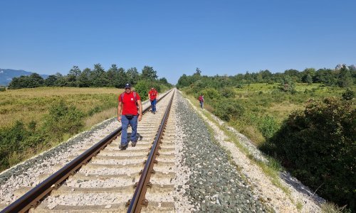 Razbio prozor i skočio iz vlaka u pokretu, traže ga HGSS i policija