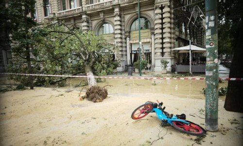 Olujno nevrijeme pogodilo Lombardiju: Jak vjetar nosio krovove i čupao drveće