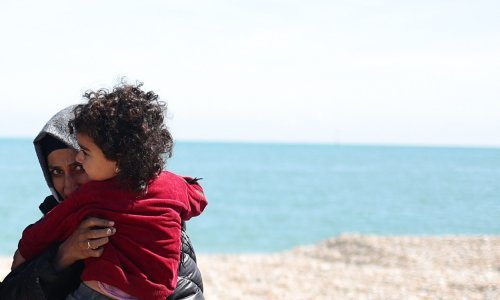 Britanska vlada razmatra elektroničko praćenje migranata?