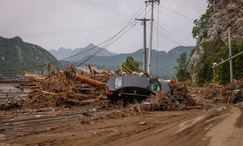 Obilne kiše i poplave pogodile Kinu, tisuće ljudi evakuirano