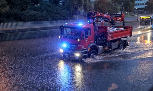 Oluja zahvatila Hercegovinu, grom pogodio obiteljsku kuću; u Kopru stradao vatrogasac