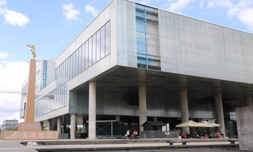 Problemi na MSU samo se nižu; sa zgrade otpadaju ploče i ugrožavaju prolaznike