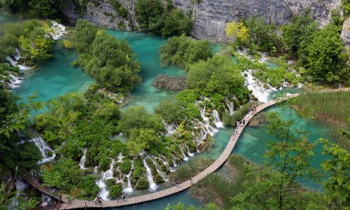 Izraelka pala niz strminu u jezero na Plitvicama i smrtno stradala