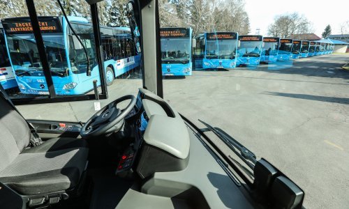 Užas u Zagrebu: Tinejdžerici noga zapela u vratima ZET-ova autobusa, vukao je po cesti