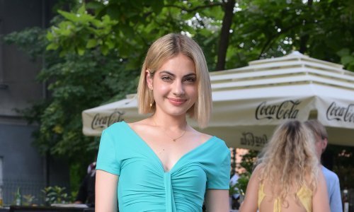 Uživaju u svakom trenutku: Tara Thaller blista od sreće u zagrljaju plesača