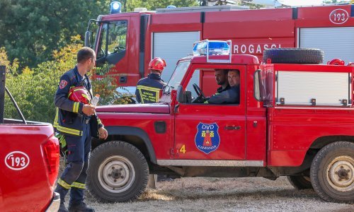 Požar zahvatio pet brodica, jedna osoba ozlijeđena