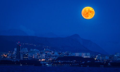 Plavi supermjesec obasjao je nebo iznad Splita