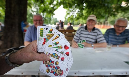 Kreće isplata uvećanih mirovina, umirovljenicima i razlika