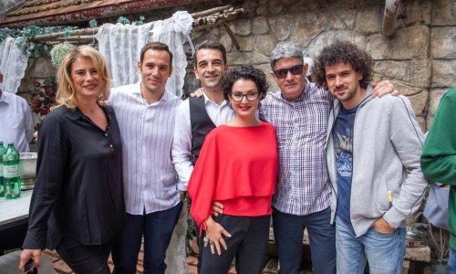 Janjetina, smijeh i dobar ugođaj: Ususret novim epizodama predstavljena nova sezona 'Kumova'