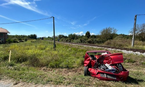 Vozačica se nije zaustavila ispred pruge, na nju i suputnicu naletio vlak
