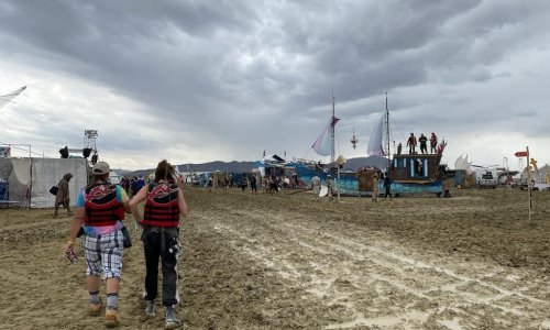 Jedna osoba umrla, deseci tisuća zaglavljeni u blatu na festivalu Burning Man