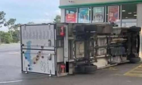 U Makarskoj se na benzinskoj pumpi prevrnuo kamion