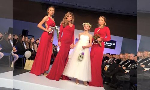 Bivša kraljica svijeta na pisti, ovoga puta sa sve tri kćeri