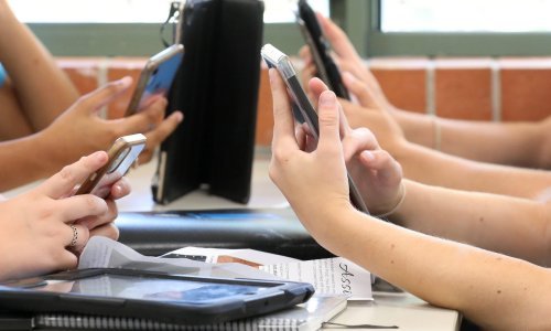 Ima li smisla zabrana mobitela u školama? Evo što kaže psiholog