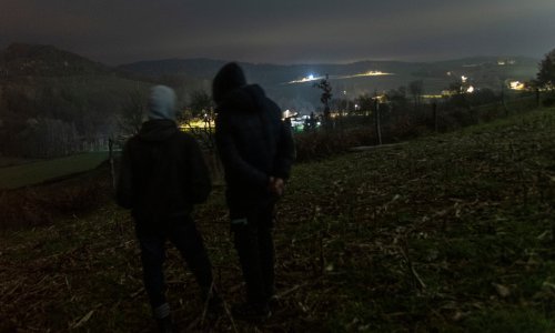 Migranti šeću po D1: 'Otvorite ujutro vrata, a njih 10 sjedi vam u dvorištu'