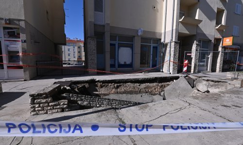 U centru Benkovca se otvorila rupa; širi se smrad