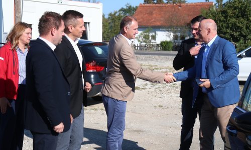 Bačić u Petrinji najavio javnu nabavu za 1.100 gradilišta i ubrzanje obnove