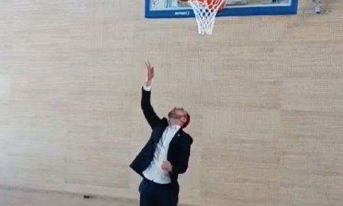 Pogledajte kako gradonačelnik Tomašević igra košarku