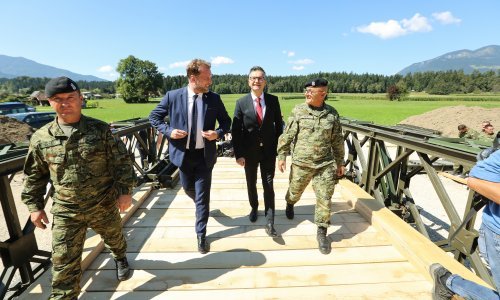 Hrvatski vojnici postavljaju privremeni most nakon razornih poplava u Sloveniji