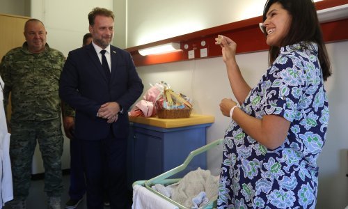 Banožić obišao rodilju iz helikoptera: 'Djevojčica se rodila u oblacima i visinama...'