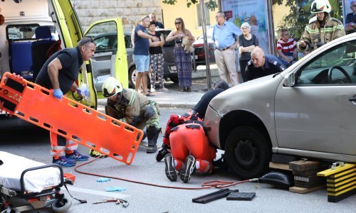 Auto srušio pješaka, izvukli ga vatrogasci, bori se za život