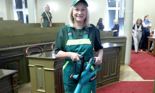 Rusak u odori i s kosilicom: 'Nek Tomašević pozove na košnju kao na lupanje loncima'