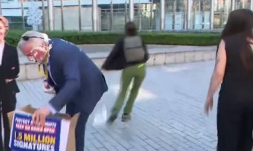 Šefa Ryanaira prosvjednice napale pitom, evo kako im je uzvratio