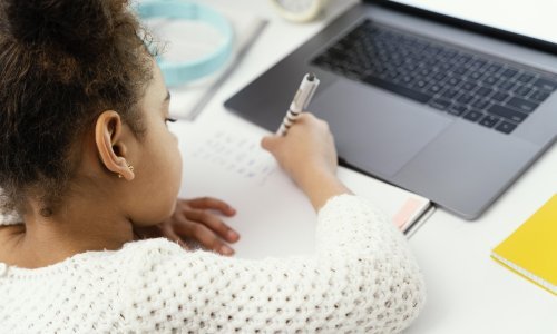 S koliko godina bi djeca smjela početi koristiti umjetnu inteligenciju u školi?