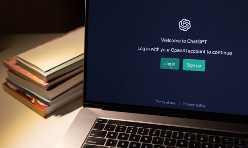 ChatGPT manje popularan za ljetnih praznika, interes raste početkom škole