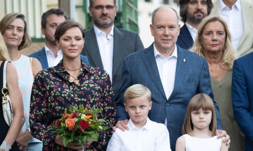 Princeza Charlene u košulji koju bi tek rijetke žene u ovakvoj kombinaciji odjenule