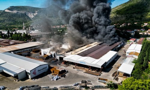 [FOTO] Veliki požar u Mostaru, imovinu branilo i stotinjak radnika tvrtke Ferro Keš