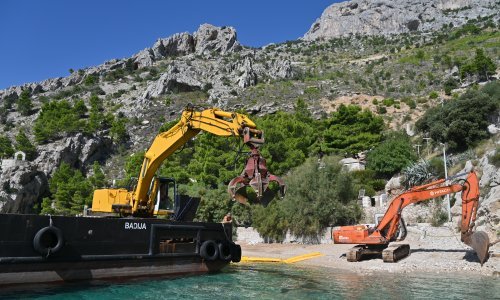 Teška mehanizacija još uvijek ruši bespravno carstvo u uvali Vruja, evo kako to izgleda