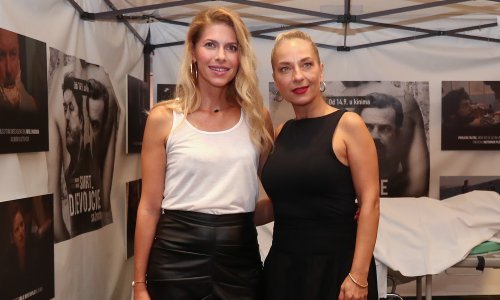 Jelena Perčin zablistala je na zagrebačkoj premijeri u klasičnoj kombinaciji boja