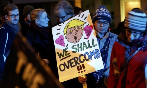 Prosvjednici protiv Trumpa blokirali pristup ceremoniji i razbijaju izloge