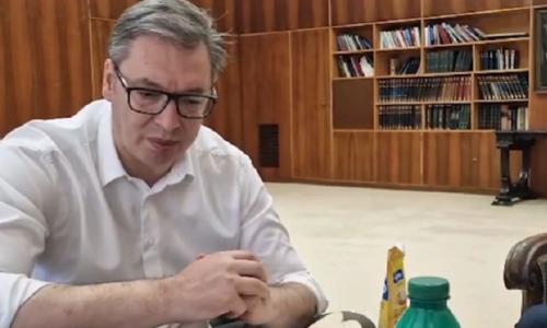 Pojeftinila hrana u Srbiji, Vučić i ministri doručkovali majonezu i parizer