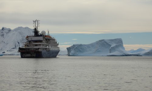 Kruzer s 206 putnika izvučen nakon što se nasukao na zabačenom dijelu Grenlanda
