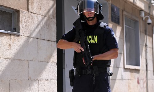 Svi na pod! Interventna upala u splitski kafić i uhitila trojicu kriminalaca