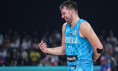 Luka Dončić s uzdignuta tri prsta pjeva srpsku pjesmu posvećenu bitci na Kosovu
