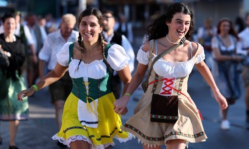 Počeo Oktoberfest: Najveći ljubitelji piva potrčali zauzeti mjesto pod šatorom