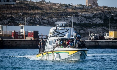 Na brodu s migrantima mrtvo novorođenče, otočani prosvjeduju