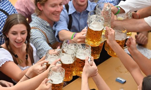 Od cijena na popularnom Oktoberfestu boli glava - pivo 13 eura, voda 10
