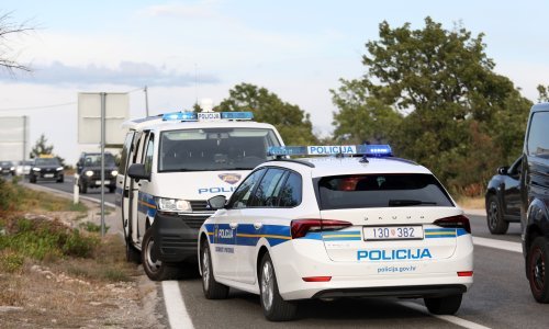 Jedna osoba poginula u sudaru auta i motora na Jadranskoj magistrali