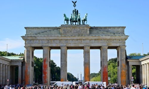 Klimatski aktivisti isprskali Brandenburška vrata bojom, uhićeni su