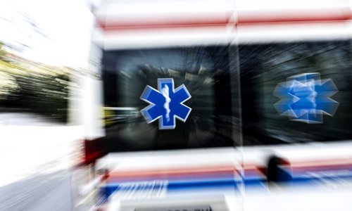 Skočio s pozornice, publika ga nije ulovila, pa se teško ozlijedio